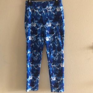 Peck & Peck beautiful blue flower ankle pant